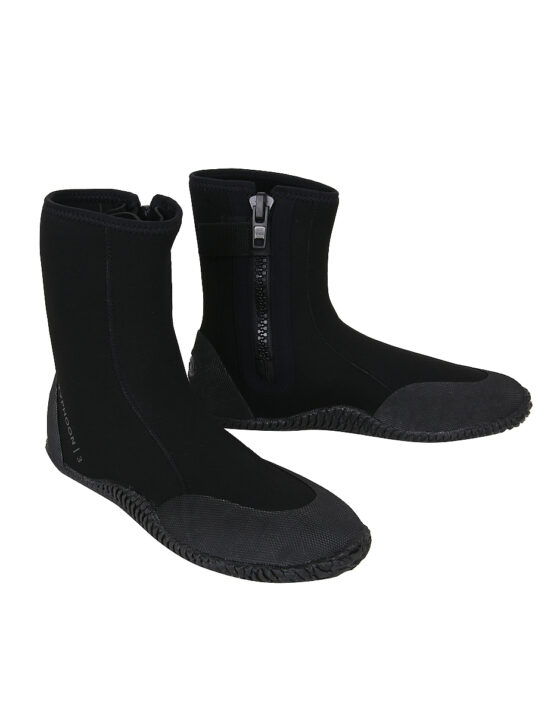 The Storm3 Boot utilises a 3mm stretch neoprene, featuring a curved side zip for easy entry & comfort, along with a midweight sole. This boot is a great addition to the Storm3 range & is ideal for general surface watersports use.